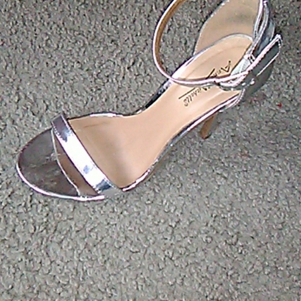 Heels - Picture 4 of 4